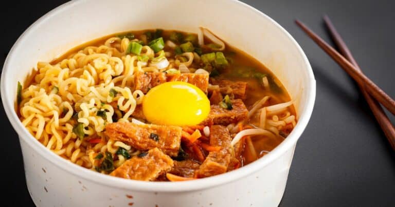 can you put a raw egg in instant ramen