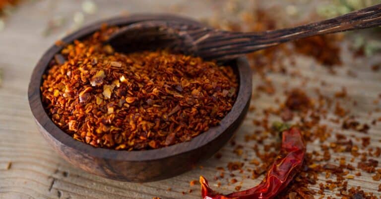 will red pepper flakes keep animals away