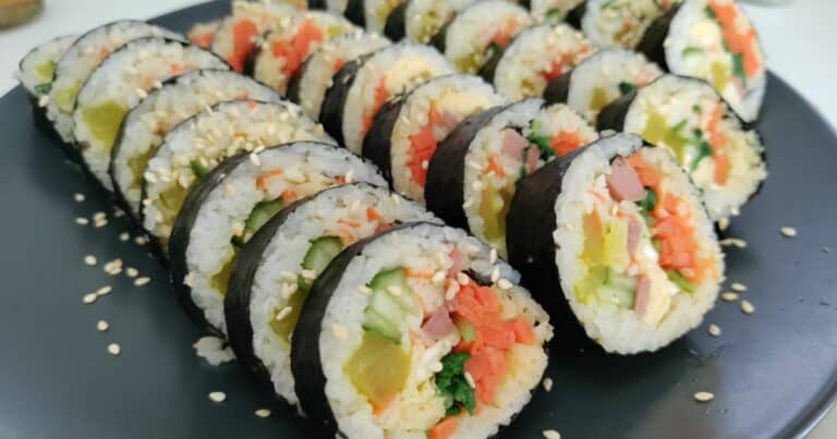difference between sushi and kimbap